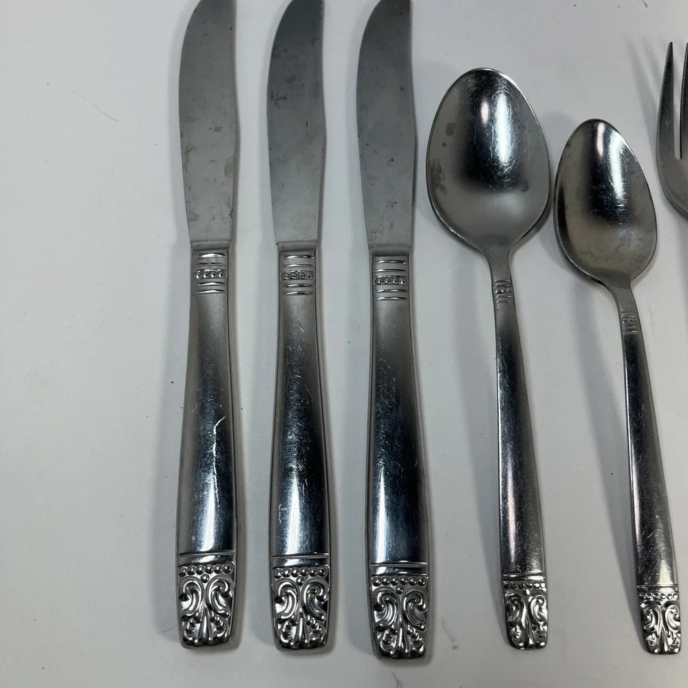 Set of 8 Oneida AZTEC ENCORE pattern stainless dinner  Wm Rogers